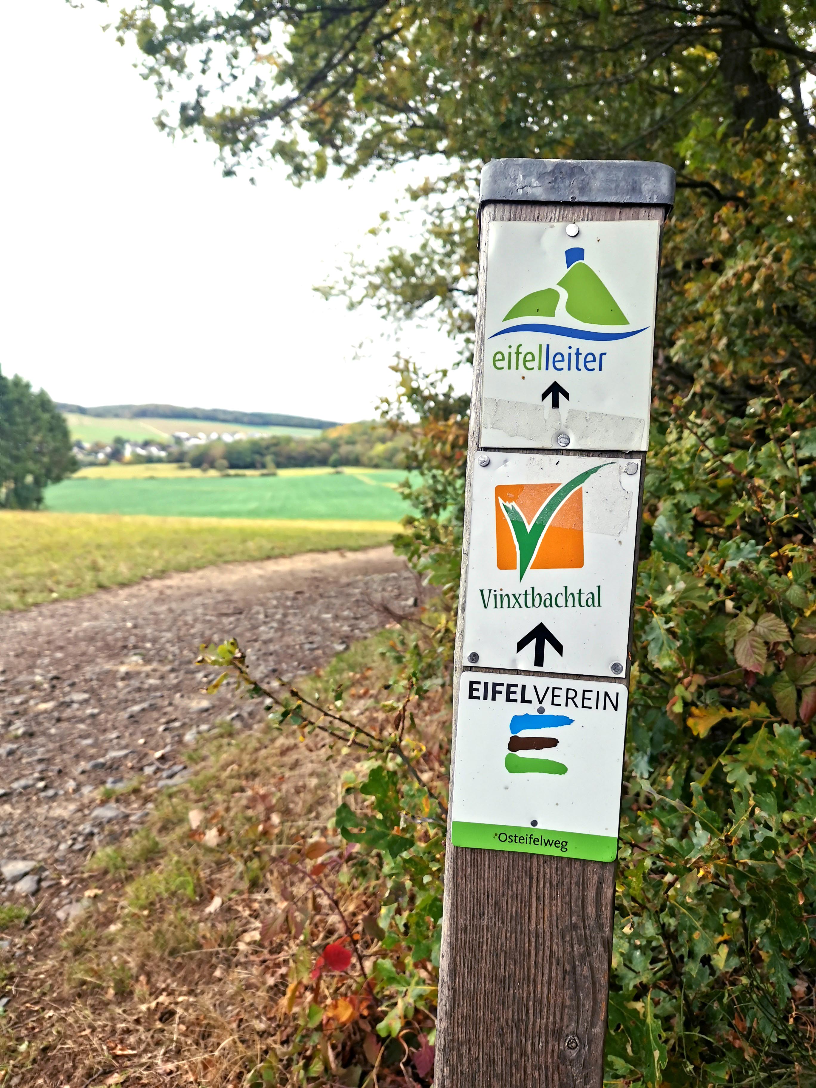 Schilder von regionalen Wanderwegen in der Eifel
